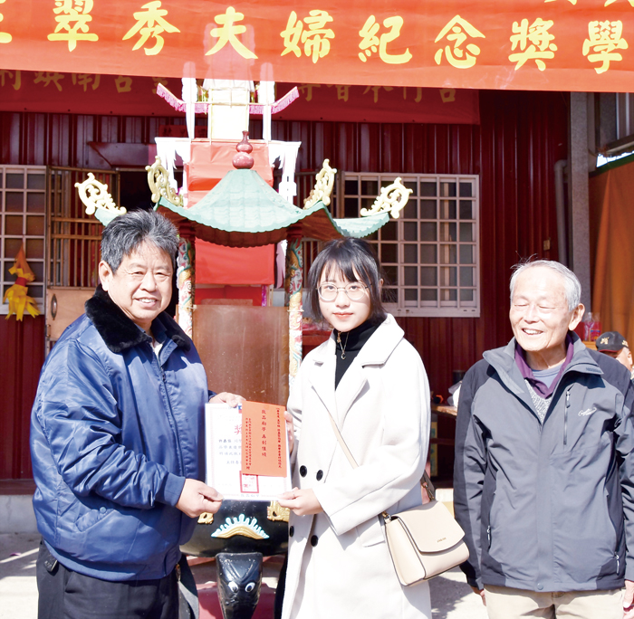 后沙村鎮南宮管委會辦理許肇基、許王翠秀夫婦紀念獎學金，邀請村長許明吉等人頒發後合影。（李金鎗攝）