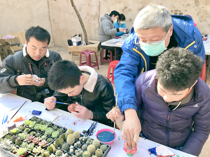 沙中輔導室為培養學生良好休閒習慣，自我察覺了解興趣及能力，規劃兩場次「文創工坊」活動，首場10日前往沙美老街體驗「多肉植物手作」。（金沙國中提供）