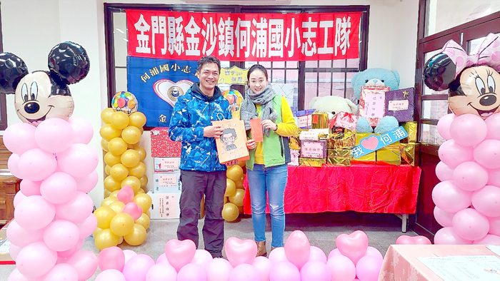 何浦國小志工隊辦理歲末感恩餐會，親子一同參與品嚐美食，並透過愛的抱抱等5項趣味競賽同樂，議員李應文、鎮長吳有家等貴賓也到場參與，感謝志工們為學校、孩童以及教育的付出。
（何浦國小志工隊提供）