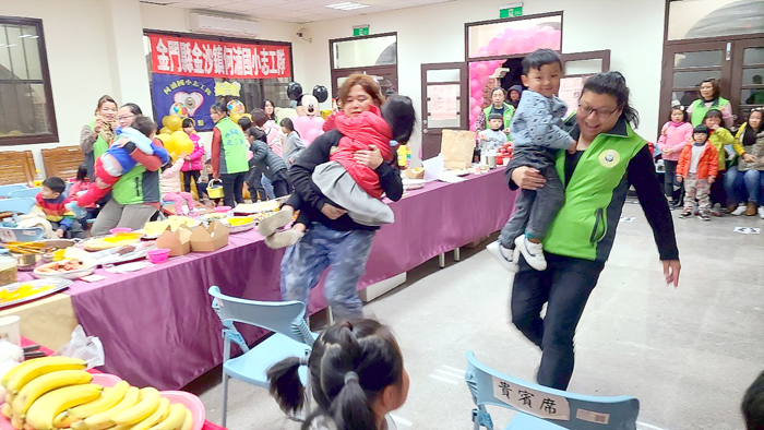 何浦國小志工隊辦理歲末感恩餐會，親子一同參與品嚐美食，並透過愛的抱抱等5項趣味競賽同樂，議員李應文、鎮長吳有家等貴賓也到場參與，感謝志工們為學校、孩童以及教育的付出。
（何浦國小志工隊提供）