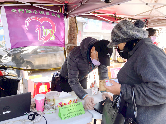 「您捐熱血，我們請喝咖啡」，金門小英之友會響應蔡總統號召令，號召會員和鄉親在冷冷的寒冬捐出百袋熱血。（金門縣小英之友會提供）