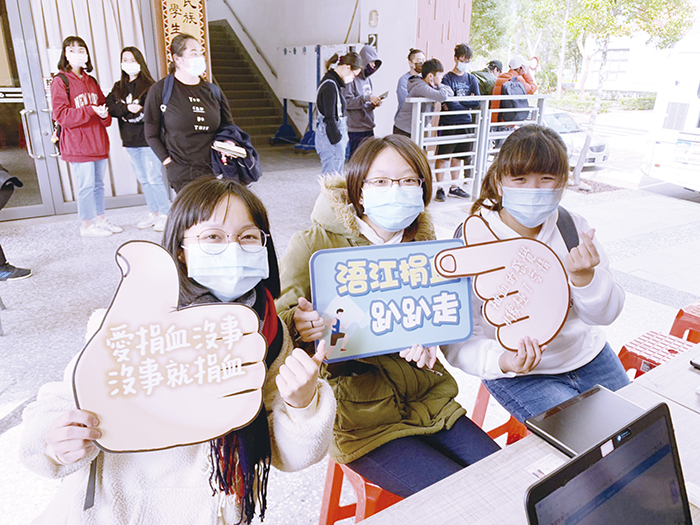 300多名金大師生熱情響應新年浯江捐血趴趴走活動,在冷冷的寒冬攘臂捐輸,捐出200多袋熱血。(金大提供)
