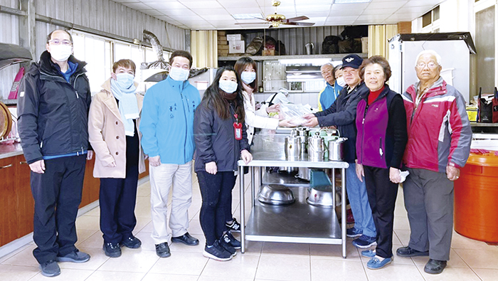 因應萊豬進口，金門縣政府針對33處社區照顧關懷據點，全面展開肉品來源標示稽查，並以實際行動宣示反萊豬。（縣府提供）