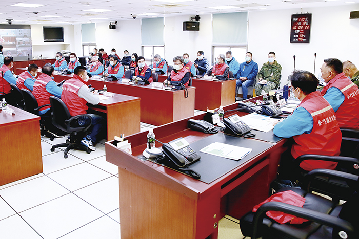 本縣嚴重特殊傳染性肺炎疫情指揮中心昨日召開今年首次會議，指揮官楊鎮浯縣長呼籲民眾，落實各項防疫措施內化成生活習慣。（莊煥寧攝）