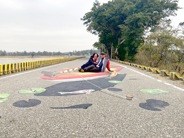 金湖鎮公所在今年請來同一創作團隊畫了可互動的3D繪畫，照片經民眾上傳到網路上，馬上就吸引不少群眾前往打卡。（民眾提供）