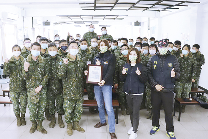 金城警分局分局長胡淑淨率同分局偵查隊宣導大使莊昀典深入軍中，為金防部砲兵群野戰混砲營的國軍弟兄進行反詐騙宣導，並合照留念。（金城分局提供）