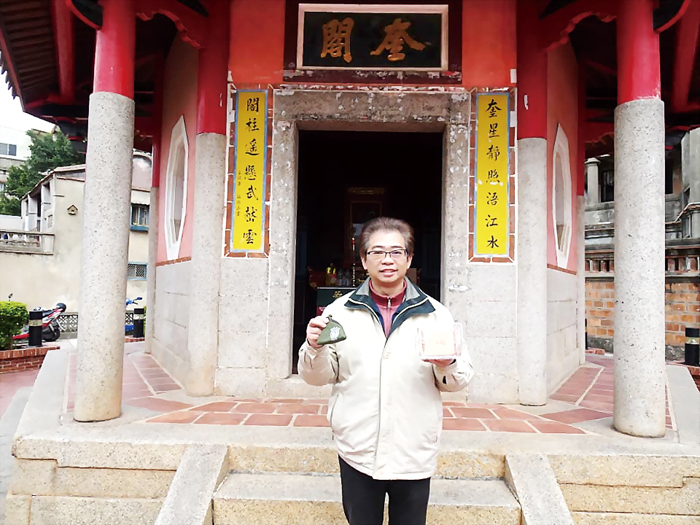 金門高中特製「粽橫考場」零錢包與「金榜題名」煎餅，拿到象徵文昌的魁星面前過爐。（金門高中提供）