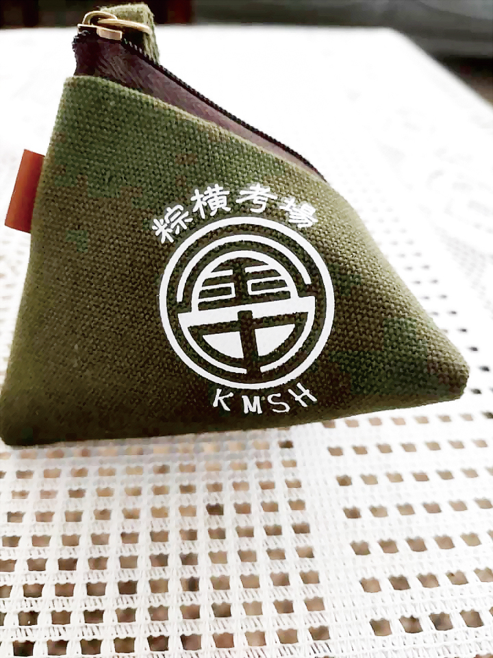 金門高中特製「粽橫考場」零錢包與「金榜題名」煎餅，拿到象徵文昌的魁星面前過爐。（金門高中提供）