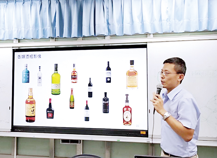 金門大學舉辦「人工智慧在酒瓶檢測與分析應用講座」。（許加泰攝）