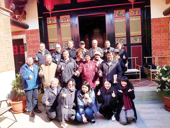 文史同好集聚前水頭3號「小陳故事」古厝民宿：與會人員合影。（許加泰攝）