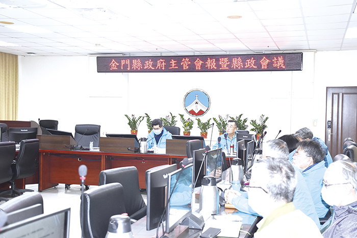 副縣長黃怡凱昨偕秘書長陳朝金主持金門縣政府110年第1次主管會報暨縣政會議。（翁維智攝）