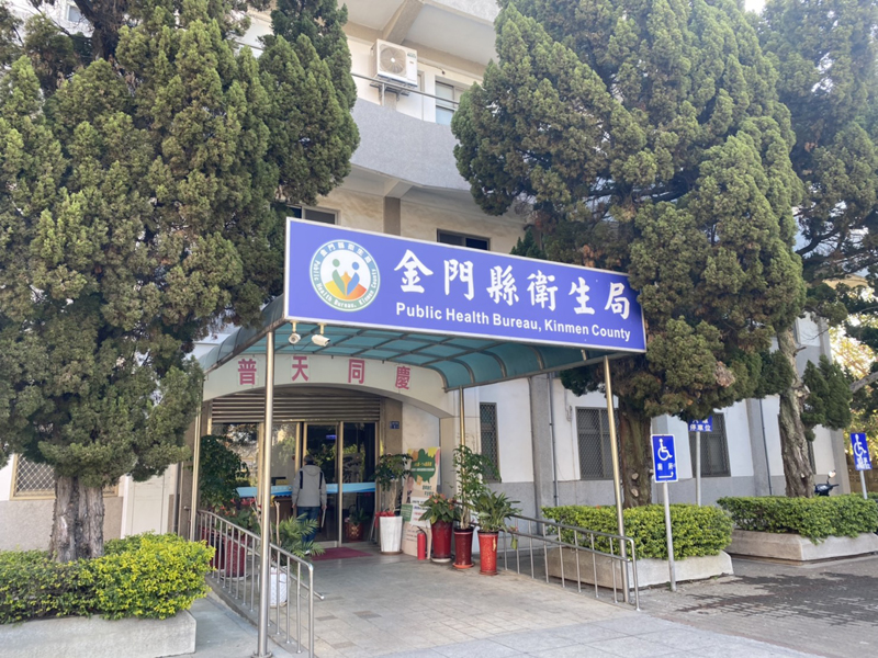 衛生局表示,新冠肺炎國際疫情仍然嚴峻,金門雖然維持「零」確診,但民眾仍應做好防疫措施。(翁維智攝)