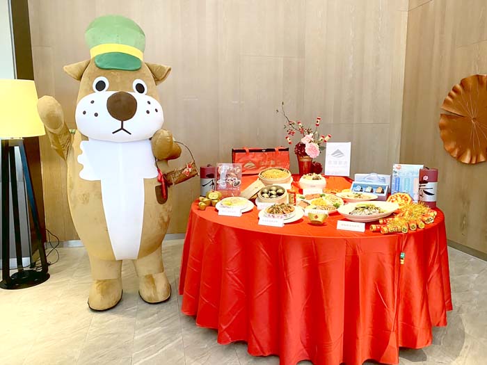 金湖飯店今年推出「牛轉乾坤開運年菜」外帶套組。（金湖飯店提供）