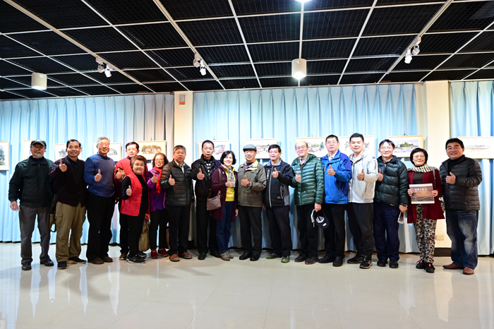 楊天澤和各界來賓合影。（許加泰攝）