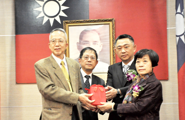 金門縣政府所屬機關原新任首長聯合佈達交接典禮今天舉行,由縣長楊鎮浯(右二)提任監誓人、主計處長王崑龍(左二)擔任監交人,並完成原新任首長交接儀式。(楊水詠攝)