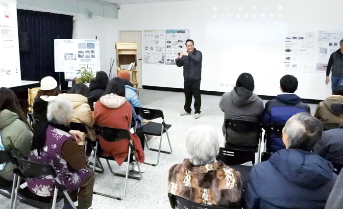 金門大學都市計畫與景觀學系師生，在林務所以及教育部高等教育深耕計畫支持下，日前辦理成果發表，學生展示實作成品，受到社區民眾的肯定。（陳麗妤攝）