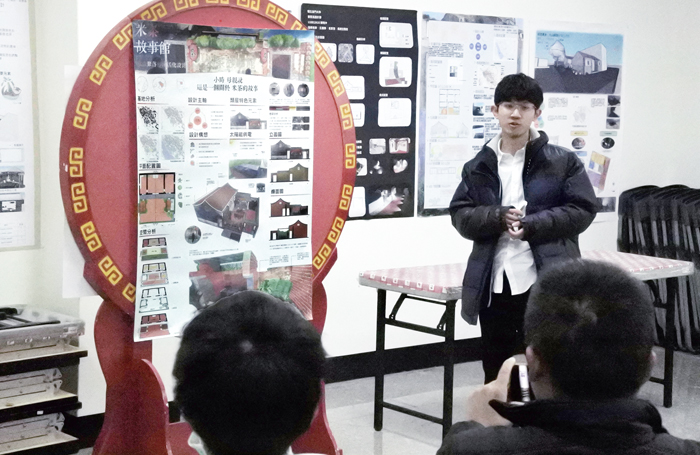 金門大學都市計畫與景觀學系師生，在林務所以及教育部高等教育深耕計畫支持下，日前辦理成果發表，學生展示實作成品，受到社區民眾的肯定。（陳麗妤攝）
