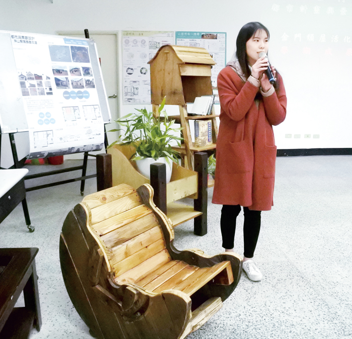 金門大學都市計畫與景觀學系師生，在林務所以及教育部高等教育深耕計畫支持下，日前辦理成果發表，學生展示實作成品，受到社區民眾的肯定。（陳麗妤攝）