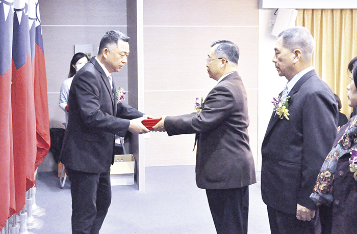 縣長楊鎮浯（左）接受新任行政處長兼代理秘書長陳朝金遞交誓詞。（楊水詠攝）