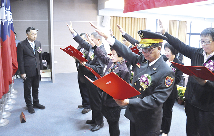 縣政府所屬機關原新任首長在縣長楊鎮浯（左）監誓下完成宣誓就職。（楊水詠攝）