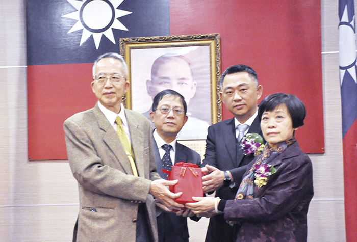 金門縣長楊鎮浯（右二）見證及主計處長王崑龍（左二）監交下，縣政府所屬機關原新任首長完成交接儀式。（楊水詠攝）