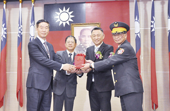 金門縣長楊鎮浯（右二）見證及主計處長王崑龍（左二）監交下，新任消防局長王世祿（右一）從原任消防局長翁宗堯（左一）手上接過印信正式履新。（楊水詠攝）