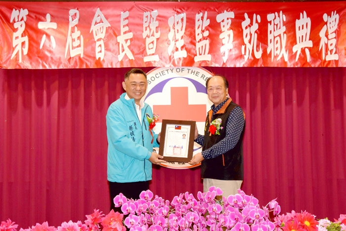 縣長楊鎮浯頒發會長洪國正及理監事當選證書。（莊煥寧攝）