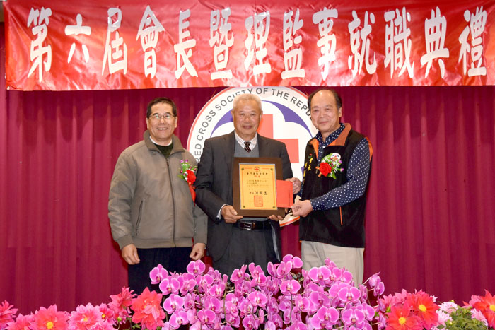 翁明志執行長頒發顧問聘書。（莊煥寧攝）