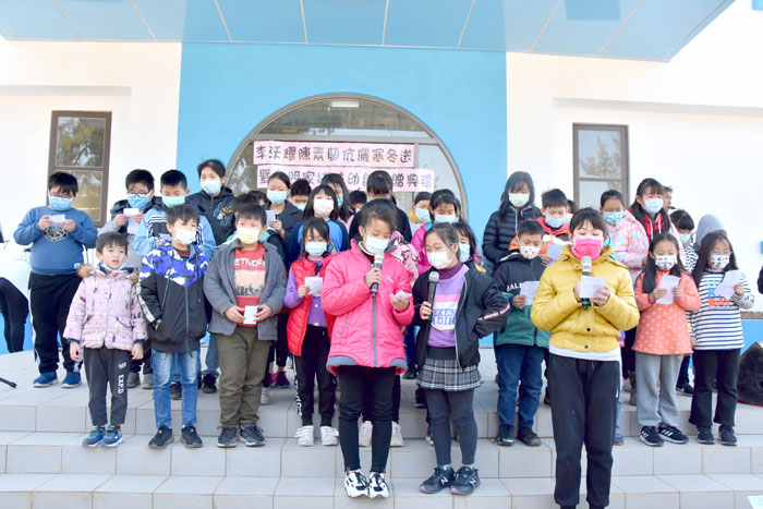 家扶中心受扶助家庭幼童合唱〈母親妳真偉大〉。（詹宗翰攝）