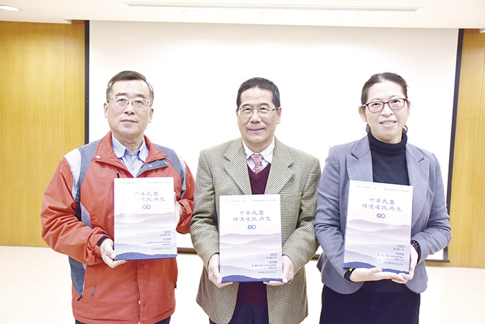 《中華民國福建省政府志》由秘書長陳朝金(左)等人開始研議電子書出版計畫,由國立台南大學副教授張靜宜(右)的團隊執行,金馬聯合服務中心執行長翁明志(中)與計畫相關的二人一起合影。
(詹宗翰攝)