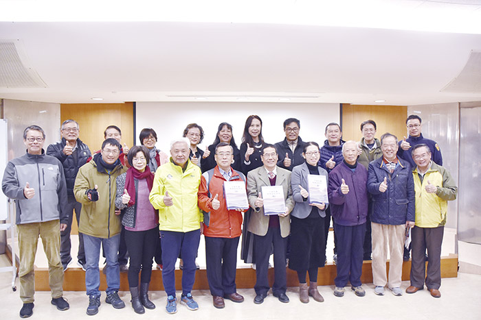 《中華民國福建省政府志》除以電子書方式將資料上傳到網路外,另印刷出版了分成上中下三冊的紙本書,發表會當日,昔日省府員工共襄盛舉,宛如回娘家。(詹宗翰攝)