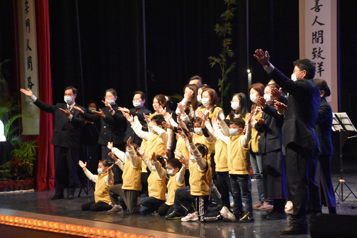 慈濟歲末祝福活動，中間穿插小朋友及共修會眾的表演，傳達積極正向的意旨。（詹宗翰攝）