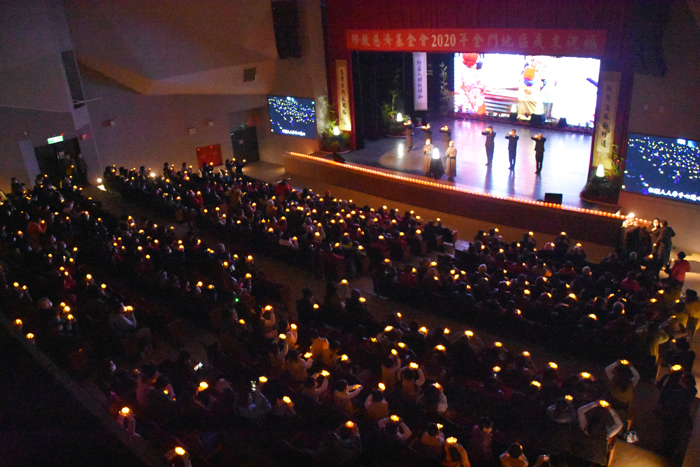 在二位師父的帶領下，台下民眾一起點亮心燈，為自己和世界祈福。（詹宗翰攝）