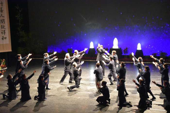 慈濟歲末祝福活動，中間穿插小朋友及共修會眾的表演，傳達積極正向的意旨。（詹宗翰攝）