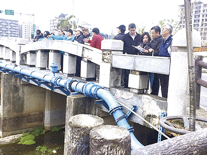 縣長楊鎮浯自上任後，一直把山外溪沿岸整治列為團隊施政重點，希望繼金城的「城鎮之心」後，創造一個居民的生活綠帶，讓金湖鎮民的整體生活環境都能獲得完整的規劃。（本報資料照片）