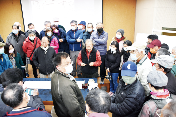 程代勒揮毫創作吸引學員圍觀。（詹宗翰攝）