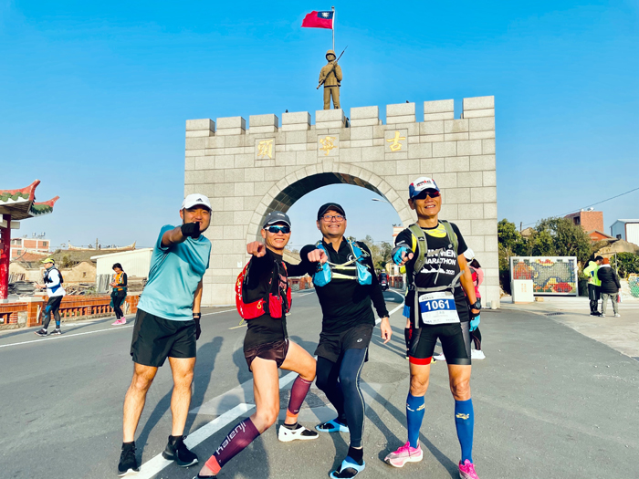 少了比賽的馬拉松，跑友跑得更輕鬆愜意，展開自拍輕鬆跑的模式。（跑友提供）