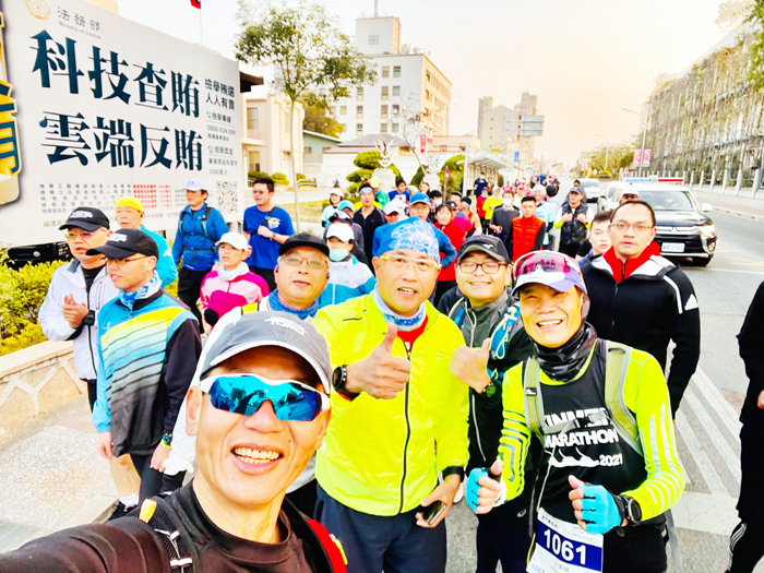 少了比賽的馬拉松，跑友跑得更輕鬆愜意，展開自拍輕鬆跑的模式。（跑友提供）