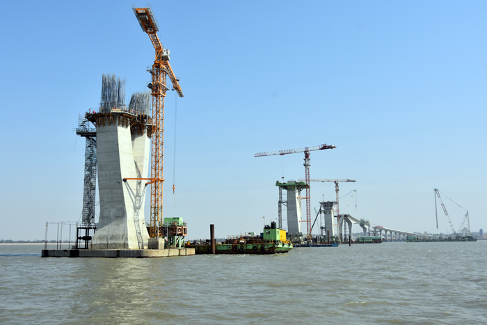 大橋施工廠商加緊作業，期能早日完工。（莊煥寧攝）