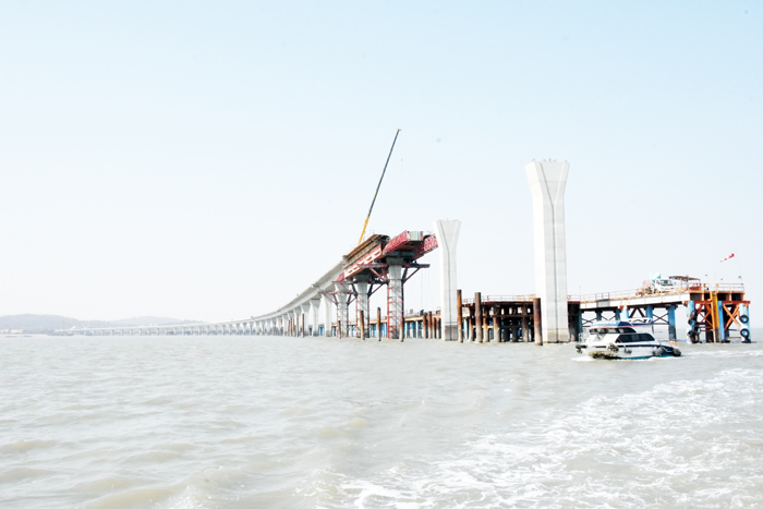 大橋施工廠商加緊作業，期能早日完工。（莊煥寧攝）