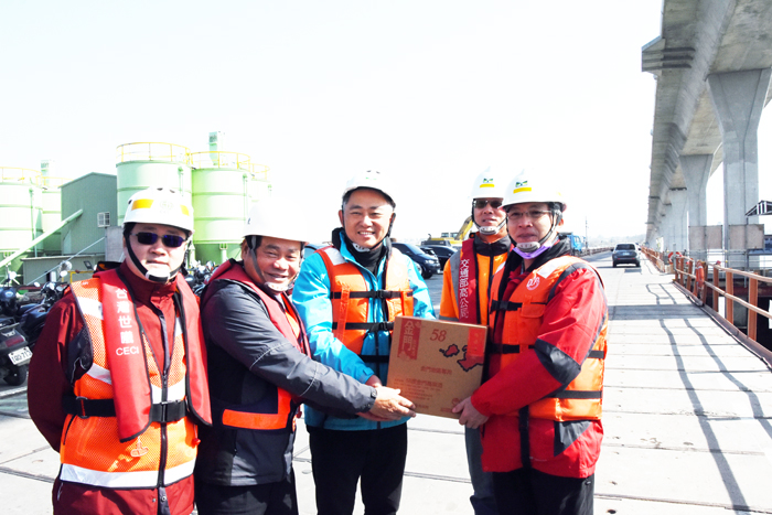 縣長楊鎮浯率員前往交通部高公局二工處金門大橋工區視察並贈金門高粱酒慰問相關工作人員之辛勞。（莊煥寧攝）