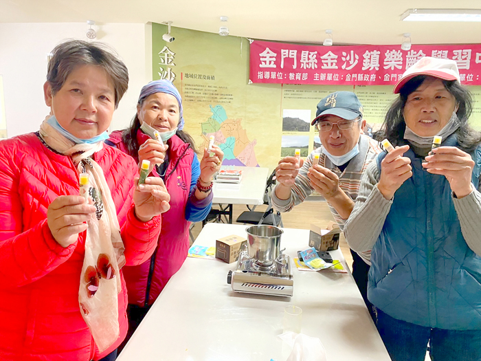 金沙鎮樂齡學習中心辦樂齡同樂會「手作護唇膏DIY」活動,以簡單易入門的方式,帶領長者製作送禮自用兩相宜的護唇膏。(陳麗妤攝)