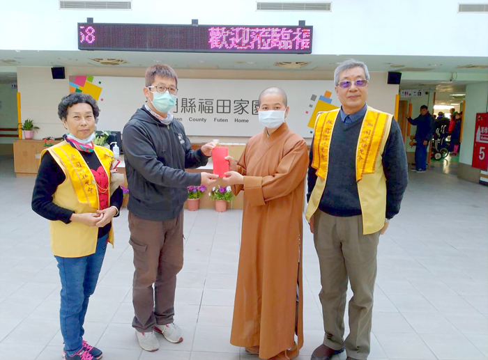 金蓮淨苑住持釋永勤、如浩法師，與國際佛光會金門協會會長吳培甄、督導洪永善及義工，到福田家園分送臘八粥及贈慰問金。（金蓮淨苑提供）