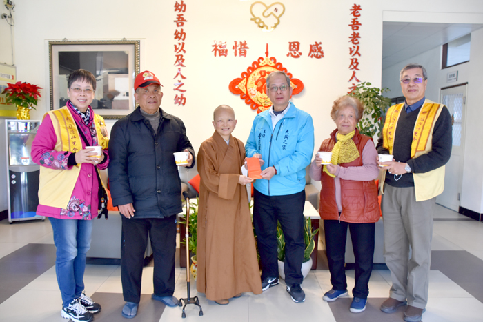 金蓮淨苑住持釋永勤、如浩法師，與國際佛光會金門協會會長吳培甄、督導洪永善及義工到大同之家分送臘八粥及贈慰問金。（金蓮淨苑提供）