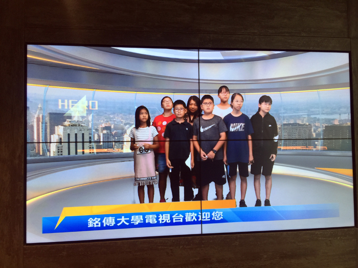 垵湖分校校本特色課程—在地閱讀,八位高年級學生在指導老師薛奕鳳帶領下,為錄影學習成果日昨參觀銘傳金門校區金銘之聲以及數位媒體實驗室,錄影廣播新聞以及體驗電視主播。(陳麗妤攝)