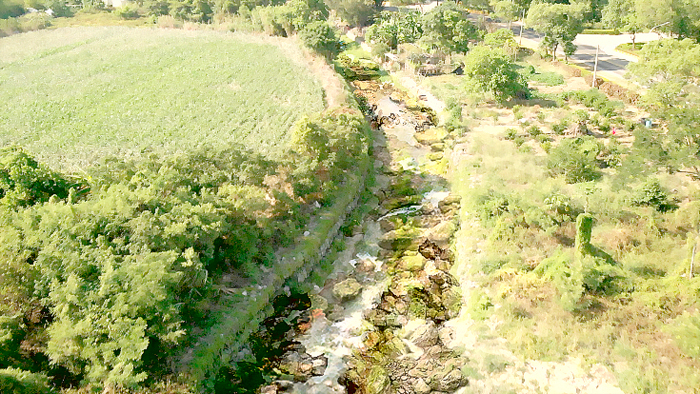 光前溪上游流域排水改善，自然淨化後間接補注地下水源。（工務處提供）