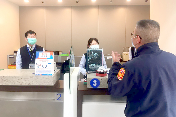 為防制詐欺案件發生，金城分局金城派出所至轄區金融機構進行宣導。（金城分局提供）