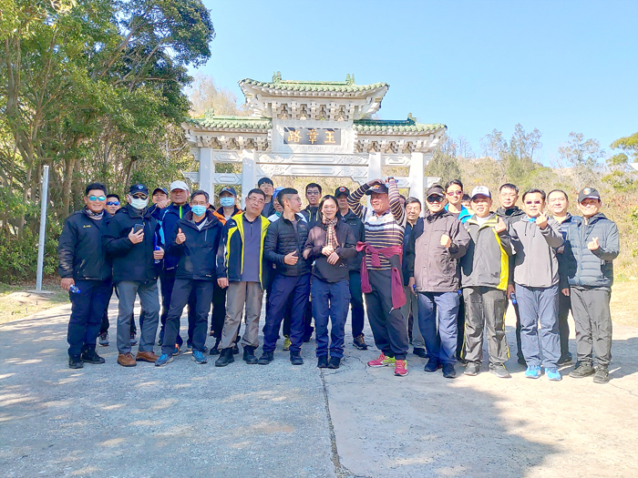 金湖分局週報移師舉辦,由分局長何明祥領軍走訪太武山登山步道。(金湖分局提供)