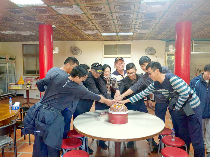 金湖分局週報移師舉辦,由分局長何明祥領軍走訪太武山登山步道。(金湖分局提供)