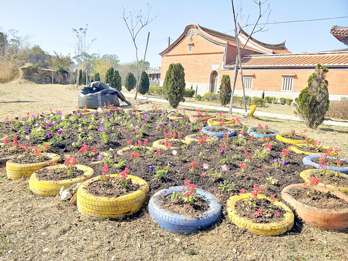 利用廢輪胎等廢棄物在燕南書院旁栽植花木。（金城鎮公所提供）